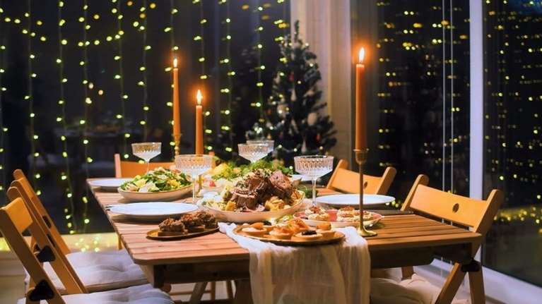 Πρωτοχρονιάτικο τραπέζι: Πού κυμαίνονται οι τιμές σε κρέατα και γλυκά - Στα ύψη η τιμή της βασιλόπιτας