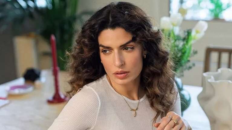 Τόνια Σωτηροπούλου: Το οικονομικό μπορντό μπικίνι της ταιριάζει εξίσου σε γυναίκες με μεγάλο και μικρό στήθος