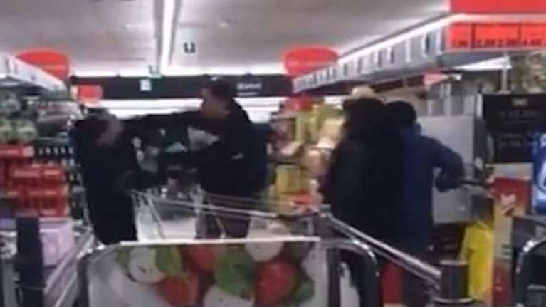 Κορωνοϊός: Ξύλο σε σούπερ μάρκετ για λίγα τρόφιμα (βίντεο)