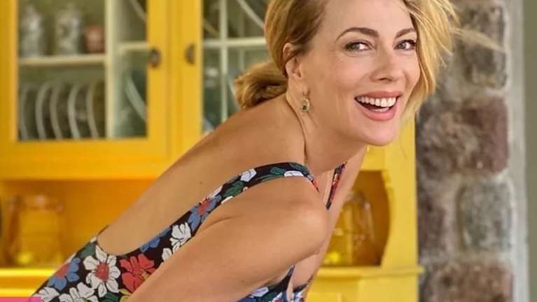 Κοιλιακοί και σούπερ σώμα: Η Σμαράγδα Καρύδη με το ιδιαίτερο χρώμα μαγιό και το beach look που είναι τάση