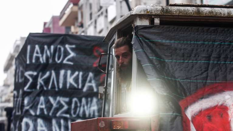 Κλιμακώνουν οι αγρότες: Απέκλεισαν την εθνική στα Μάλγαρα - Στη Λάρισα με τα τρακτέρ την Παρασκευή