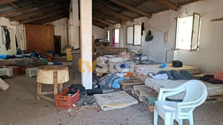 Kύκλωμα εμπορίας ανθρώπων στη Βοιωτία: Είχαν στοιβάξει σε μαντρί 11 άτομα και τα εκμεταλλεύονταν [εικόνες]