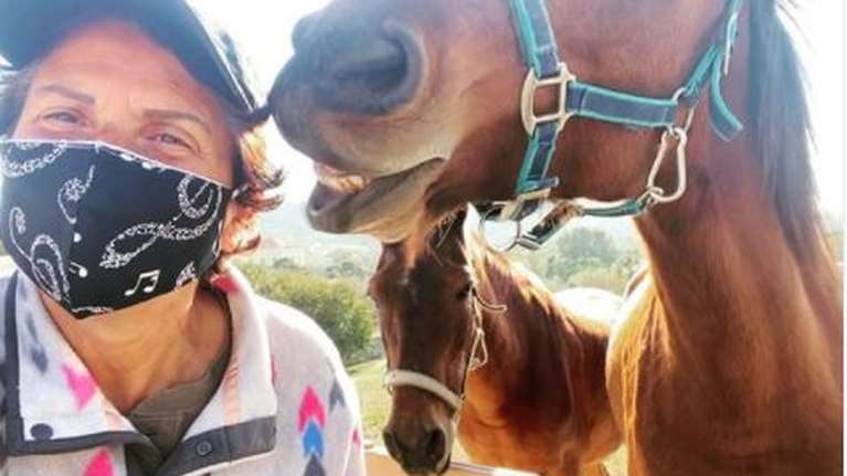 Άλκηστις Πρωτοψάλτη: Χαμόγελα και φιλιά με κάποιον... που δεν ξέρει καν πώς τον λένε