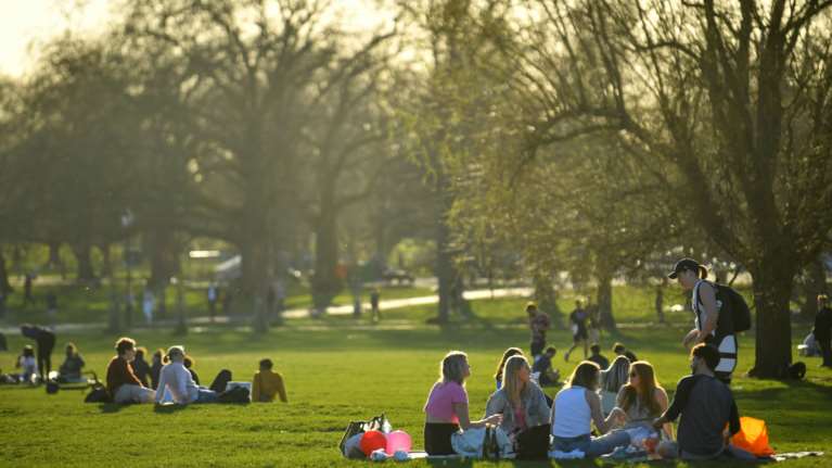 Δημοσκόπηση στη Βρετανία: Η ανησυχία για τον κορονοϊό μειώθηκε στο 49% από το 72% το Φεβρουάριο