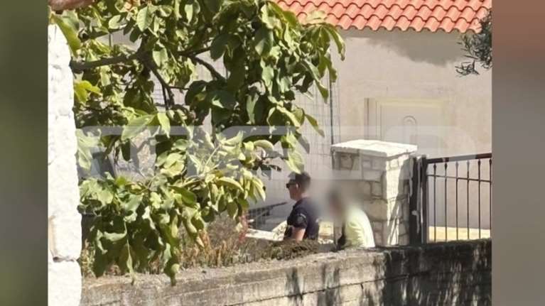 Βοιωτία: Η στιγμή της σύλληψης της 62χρονης διευθύντριας του δημοσίου, που έθαψε την μητέρα της για να παίρνει τη σύνταξή της