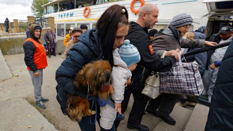 Οι Ρώσοι σφυροκοπούν την Ουκρανία: Ολική διακοπή ηλεκτροδότησης σε πολλές περιοχές - Χιλιάδες εγκαταλείπουν τη Χερσώνα