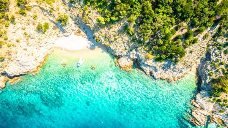 Η πιο όμορφη παραλία της Αν. Πελοποννήσου: Με γαλαζοπράσινα νερά και ολόλευκα βότσαλα, για λίγους και ψαγμένους [βίντεο]