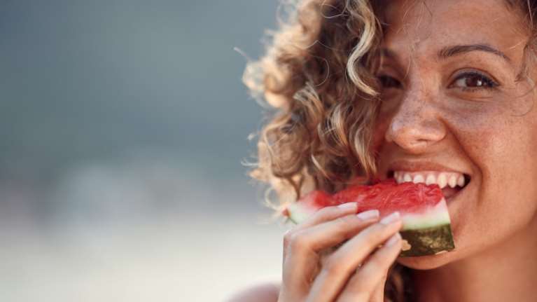 Τέλος στην κατακράτηση υγρών! 4 φυσικοί τρόποι να τη μειώσουμε