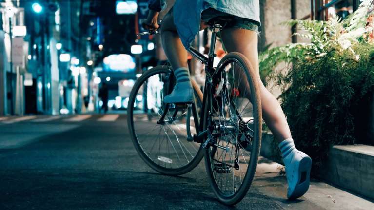 Πτολεμαΐδα: Δεκαεξάχρονος λήστεψε μίνι μάρκετ με την απειλή μπαλτά και έφυγε με το ποδήλατό του