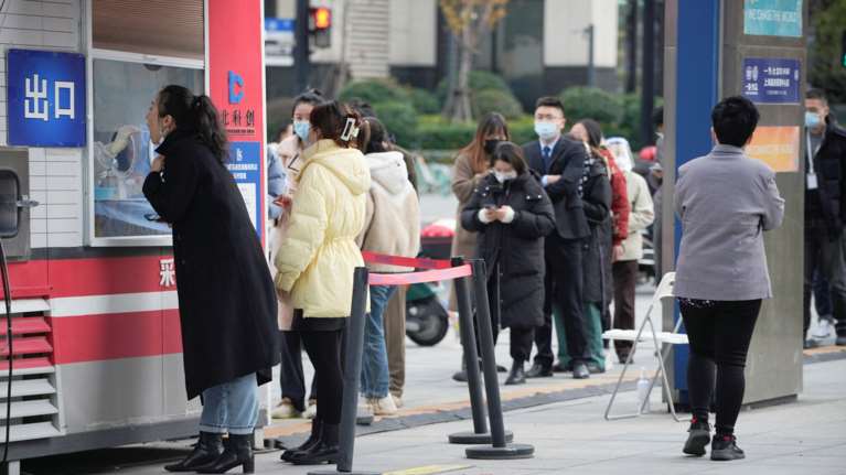Κίνα: Χαλαρώνουν οι ακραίοι περιορισμοί λόγω κορονοϊού - Μετά τις οργισμένες διαδηλώσεις
