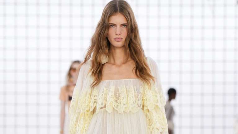 Οι πέντε τάσεις της μόδας στα φορέματα που θα μας απασχολήσουν τη σεζόν Άνοιξη/Καλοκαίρι 2025