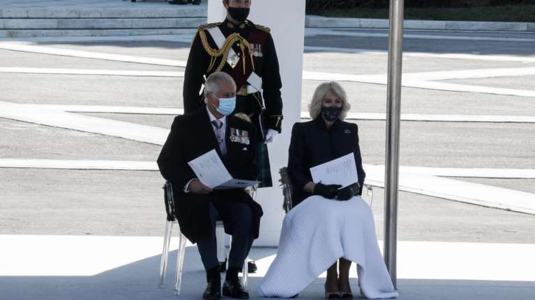 Παρέλαση 25ης Μαρτίου: Η Καμίλα με λευκή κουβέρτα για το κρύο δίπλα στην Κάρολο