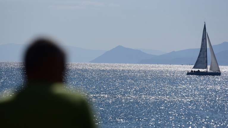 Άνοιξη στην καρδιά του Φθινοπώρου: Στους 27 βαθμούς Κελσίου θα σκαρφαλώσει σήμερα ο υδράργυρος