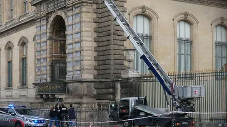 Viral διαφήμιση ανυψωτικού μηχανήματος που χρησιμοποιήθηκε στη ληστεία στο Λούβρο- &quot;Μεταφέρουμε τους θησαυρούς αθόρυβα&quot;