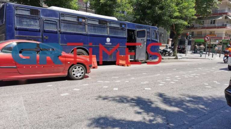 Συναγερμός στη Θεσσαλονίκη: Αντιεξουσιαστές πέταξαν τρικάκια στο τουρκικό προξενείο - [ΕΙΚΟΝΕΣ]