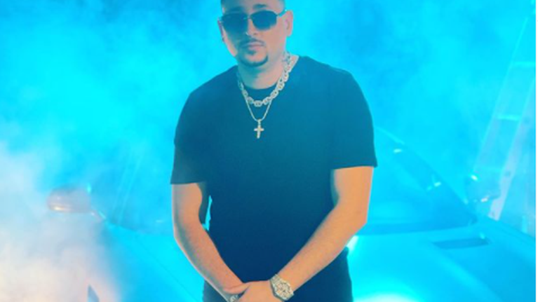 Mad Clip: Δημόσια έκκληση των φίλων του για να βρεθεί ο σταυρός του αξίας 30.000 ευρώ