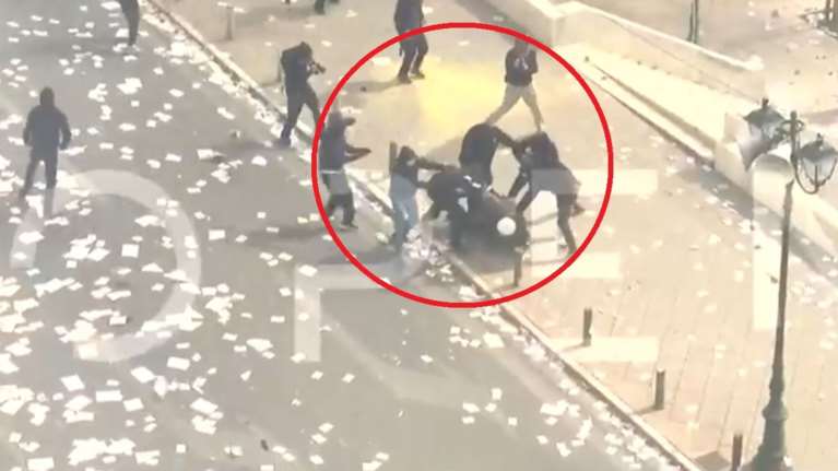 Συγκέντρωση για τα Τέμπη: Κουκουλοφόροι ρίχνουν αστυνομικό στο έδαφος και τον ξυλοκοπούν [βίντεο]