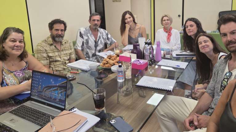 &quot;Θάλασσες μάς χώρισαν&quot;: Πρώτη ανάγνωση σεναρίου για τη νέα δραματική σειρά της ΕΡΤ - Μοναδικό καστ