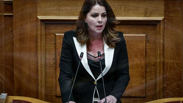 Ο ΣΥΡΙΖΑ &quot;τρολάρει&quot; την Παπακώστα: &quot;Να επιβληθούν πρόστιμα και σε όσους κόπηκε το ρεύμα επειδή άναψαν πολλά σώματα&quot;