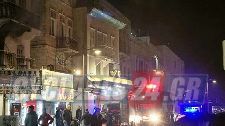 Φωτιά σε σπίτι στο λιμάνι της Ερμούπολης - Απεγκλωβίστηκε μία γυναίκα  [βίντεο - φωτογραφίες]