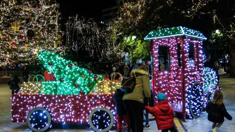 Αρωμα Χριστουγέννων: Ταξίδια στα θεματικά πάρκα με επιστροφή στον Αστερόκοσμο