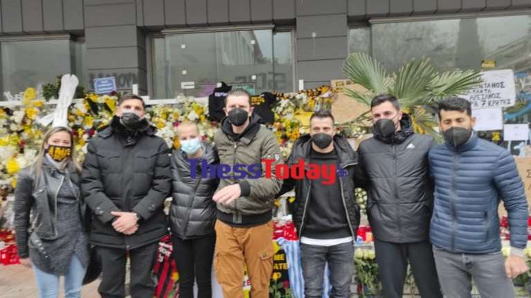 Θεσσαλονίκη: Στεφάνια από τους αρχηγούς των ομάδων στο σημείο που δολοφονήθηκε ο Άλκης