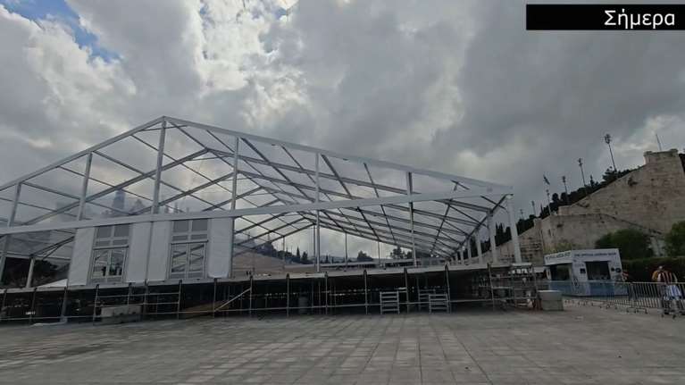 Καλλιμάρμαρο: Ξεκίνησε το ξήλωμα της τεράστιας μεταλλικής κατασκευής που είχε στηθεί μπροστά από το Παναθηναϊκό Στάδιο