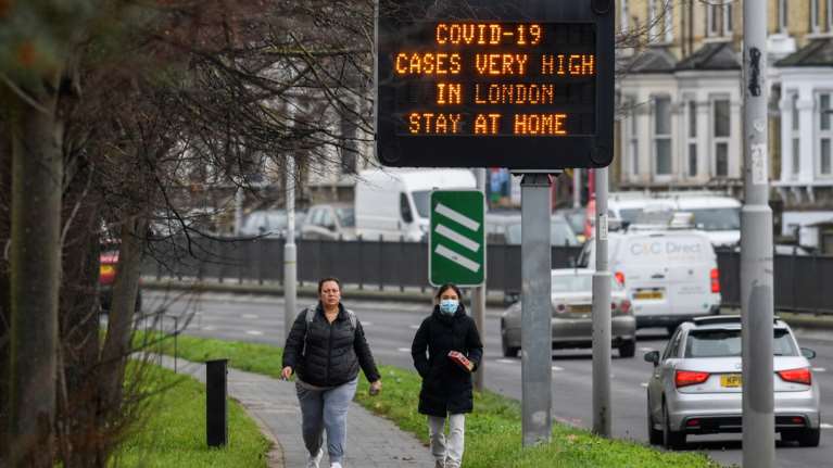 Κορονοϊός: Η μετάλλαξη του ιού σαρώνει τη Βρετανία -  Πρωτοφανή επίπεδα μόλυνσης με 53.135 κρούσματα σε 24 ώρες