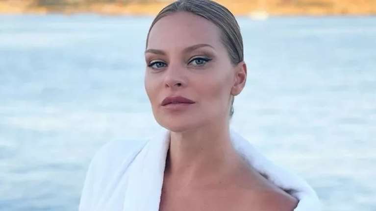 Υβόννη Μπόσνιακ: Μαμά με σώμα μοντέλου - Η σέξι φωτογραφία με μπικίνι και οι αναλογίες που εντυπωσιάζουν