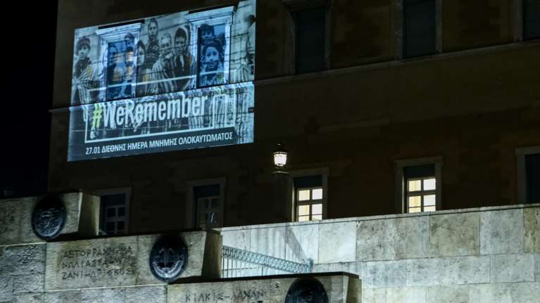 &quot;We remember&quot;: Η Βουλή φωταγωγήθηκε για την Ημέρα Μνήμης των θυμάτων του Ολοκαυτώματος