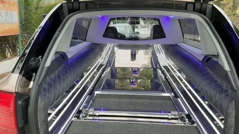 Τροχαίο στην Αχαΐα: Νεκροφόρα με φέρετρο συγκρούστηκε με αυτοκίνητο - Δύο τραυματίες