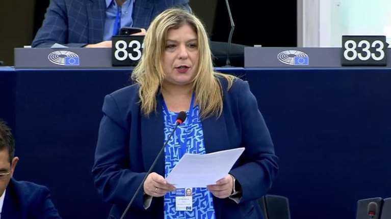 Συρεγγέλα: Η Ακρίτα επιτίθεται με χυδαίο τρόπο σε γυναίκα δημοσιογράφο για τις ενδυματολογικές της επιλογές