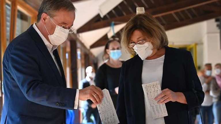 Γερμανικές εκλογές: Ο Λάσετ έριξε φανερά το ψηφοδέλτιό του και προκάλεσε σάλο