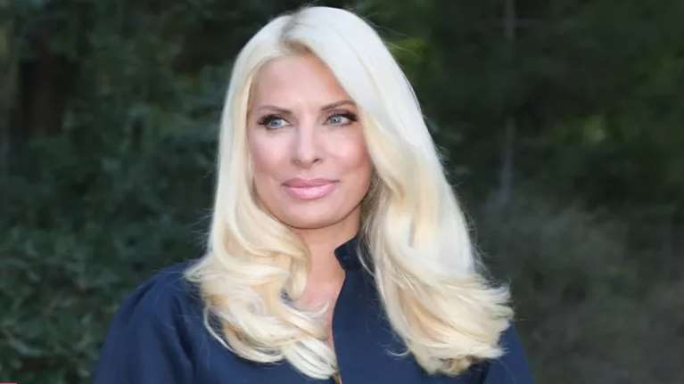 Η Ελένη Μενεγάκη με λεοπάρ μπικίνι στις διακοπές της στα Επτάνησα