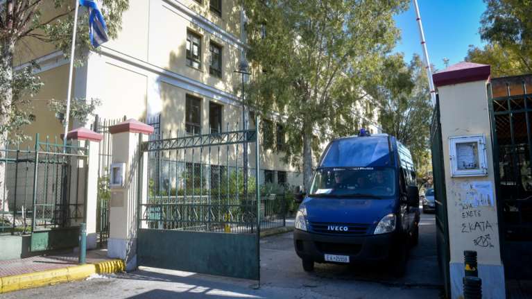 Ενταση και χημικά στην Ευελπίδων: Αλληλέγγυοι εκσφενδόνισαν αντικείμενα για τις συλλήψεις στο Γαλάτσι