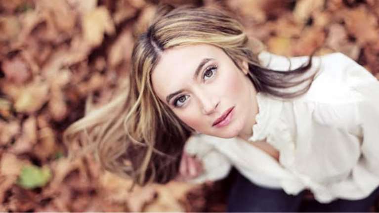 Αθηνά Ανδρεάδη: Έκανε τραγούδι την περιπέτεια της με τον κορονοϊό – "Έβλεπα το μωράκι μου μόνο μέσα από το γυαλί"