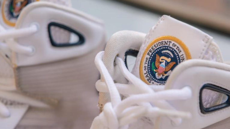 Sotheby&#39;s: Στο σφυρί αθλητικά παπούτσια του Ομπάμα - Δημοπρατούνται για πάνω από 25.000 δολάρια