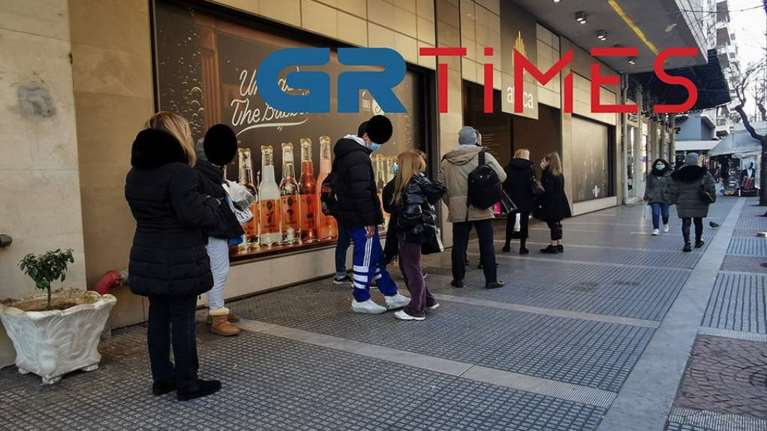 Θεσσαλονίκη: Άνοιξαν τα εμπορικά καταστήματα και...άρχισαν και οι πρώτες ουρές [εικόνες]