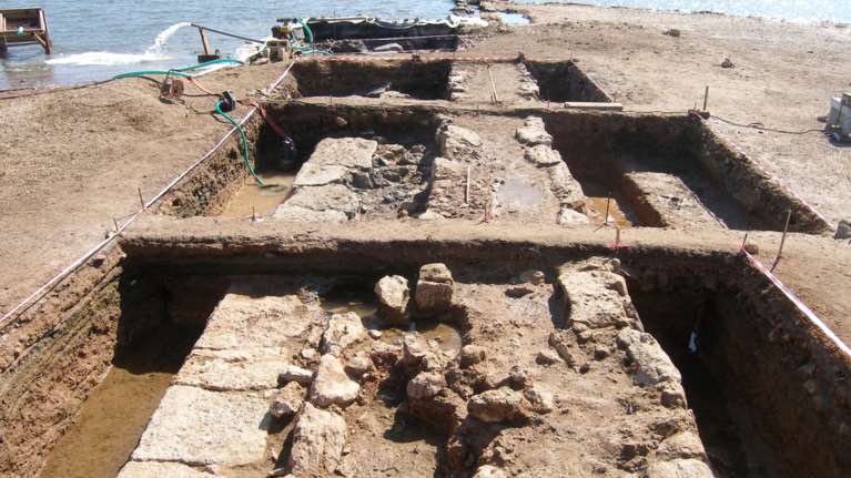 Σημαντική ανακάλυψη στη Σαλαμίνα: Βρέθηκε τείχος της κλασικής πόλης στον Όρμο Αμπελακίου [Εικόνες]