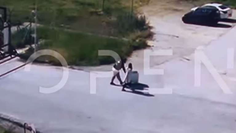 Απίστευτο βίντεο στις φυλακές Νιγρίτας: Σωφρονιστικός κάνει ντελίβερι τα ...ψώνια με καρότσι - Μέχρι και γαλακτομπούρεκο