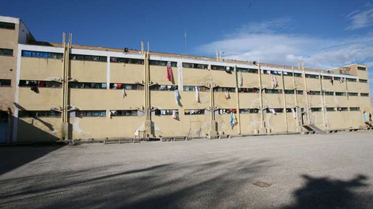 Σουβλί, αυτοσχέδια μαχαίρια, σπαθιά και... ναργιλές στις φυλακές Αυλώνα [εικόνες]