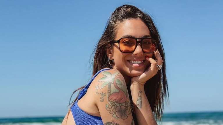 H Ευρυδίκη Βαλαβάνη ποζάρει με μαγιό και μας δείχνει για πρώτη φορά το σώμα της όπως ακριβώς είναι