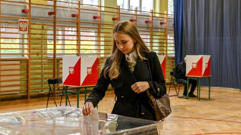 Πολωνία - προεδρικές εκλογές: Στις κάλπες οι Πολωνοί σε μια αμφίρροπη εκλογική αναμέτρηση - Καθοριστική για την κυβέρνηση