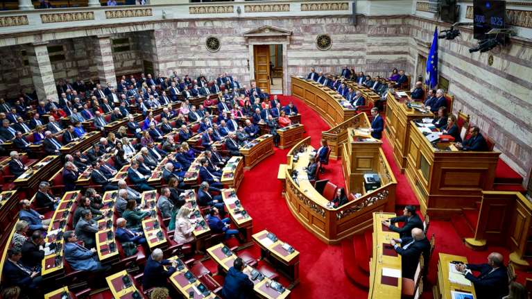 Βουλή: Υπερψηφίστηκε το νομοσχέδιο για την αντιμετώπιση της ακρίβειας