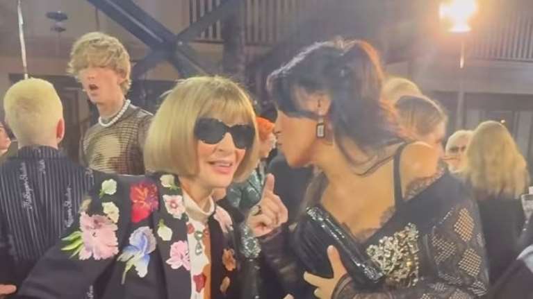 H Σήλια Κριθαριώτη έκανε την Άννα Γουίντουρ να... χαμογελάσει