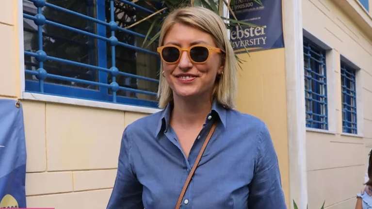 Σία Κοσιώνη: Mε total beige σύνολο σε έναν &quot;μικρόκοσμο&quot; αρωμάτων