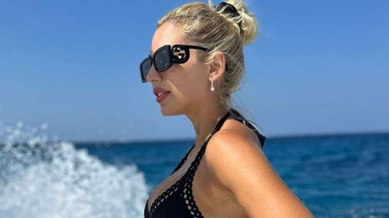 Η Κωνσταντίνα Σπυροπούλου με τον γιο της, Βλάσση στην παραλία, λίγες ημέρες μετά τη γέννηση του δεύτερου παιδιού της