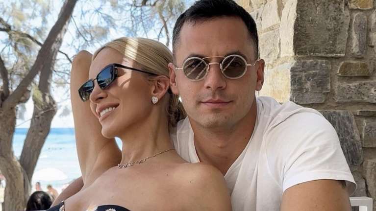 Το σχόλιο του Παναγιώτη Κουτσουμπή κάτω από τις φωτογραφίες της Κατερίνας Καινούργιου με μαγιό