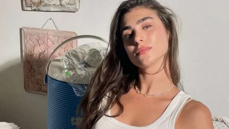 Ηλιοκαμένη με φλοράλ μαγιό: Η Χρύσα Μιχαλοπούλου με εντυπωσιακό μπικίνι στην παραλία