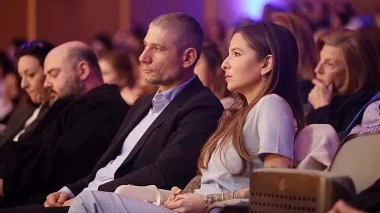 Πανέμορφο κατάξανθο αγοράκι: Η Εριέττα Κούρκουλου Λάτση με τον γιο της, Λέοντα στη δουλειά